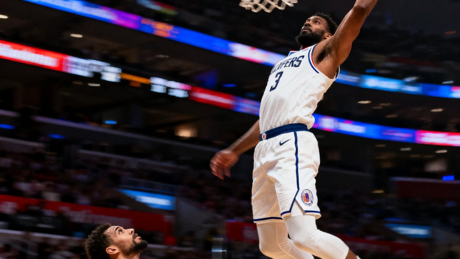 NBA比赛中一记精彩扣篮的慢动作回放截帧画面，球员腾空而起单手暴扣，防守球员望尘莫及